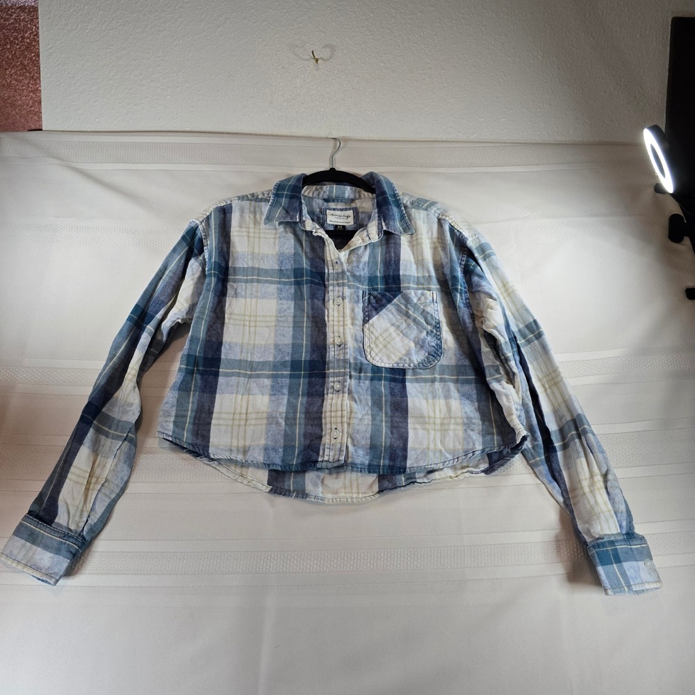 American Eagle blue/white plaid cropped long-sleeve flannel button-up